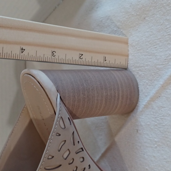 Pour la Victoire, 4in open toed cream and beige lattice slide heels. Sz 7 - Picture 4 of 7